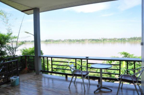 Отель The Rim Riverside Guest House  Nai Mueang